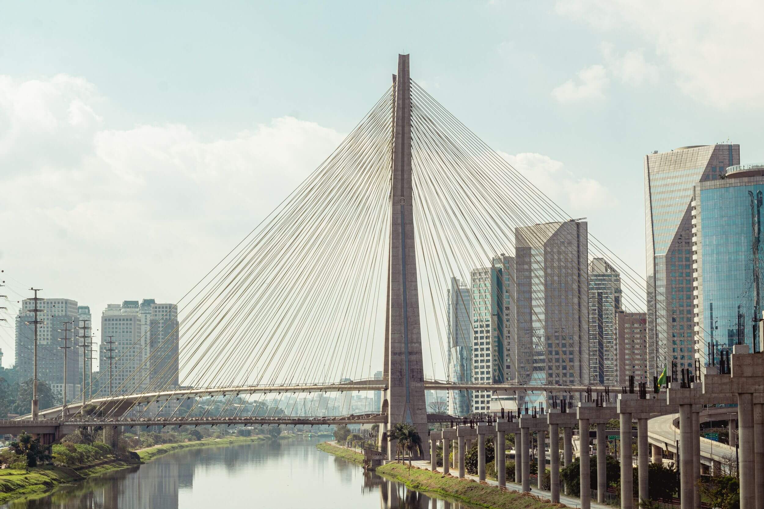Eine Brücke in einer Metropole.