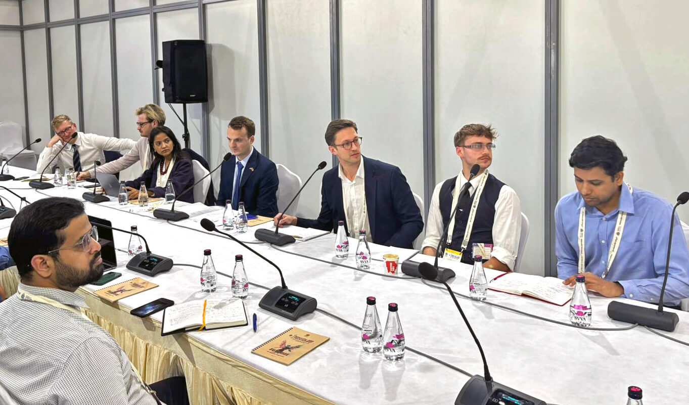 Teilnehmende tauschen sich über Hindernisse und Chancen für die digitale Zusammenarbeit zwischen Indien und Deutschland aus.